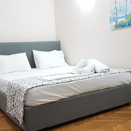Olive Apartment- Athens Center, 4 Bd, 1.5 Bath エクステリア 写真