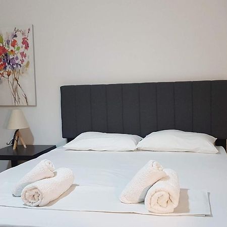 Olive Apartment- Athens Center, 4 Bd, 1.5 Bath エクステリア 写真