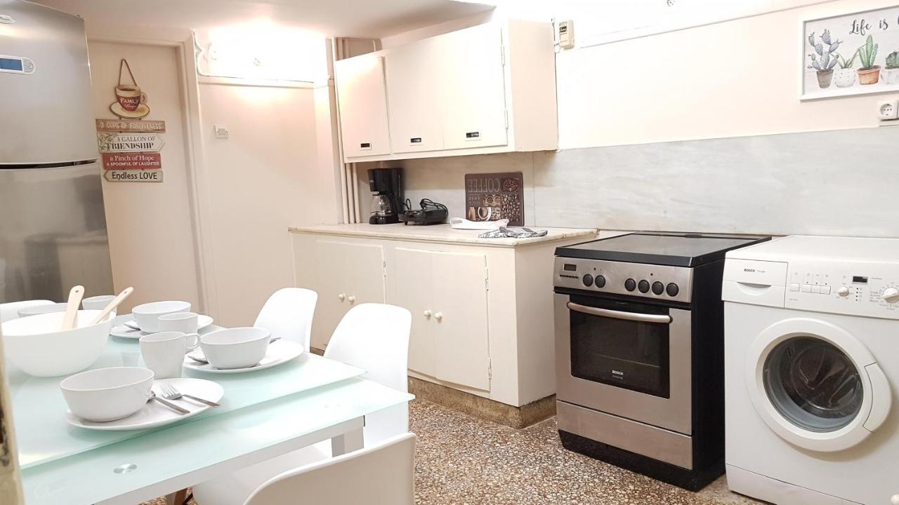 Olive Apartment- Athens Center, 4 Bd, 1.5 Bath エクステリア 写真
