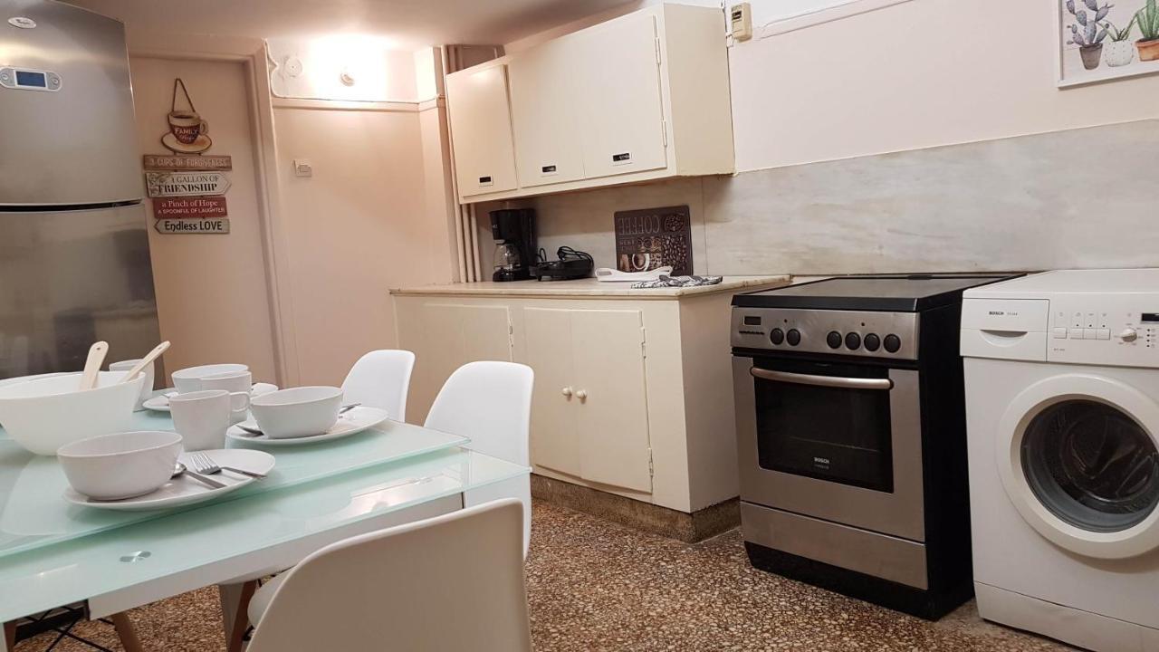 Olive Apartment- Athens Center, 4 Bd, 1.5 Bath エクステリア 写真